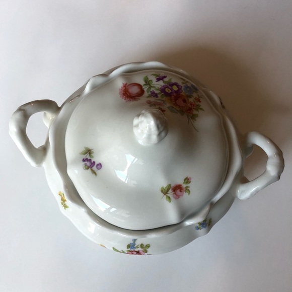 Huguenot Fine China Food Holder with Lid - Picture 3 of 12